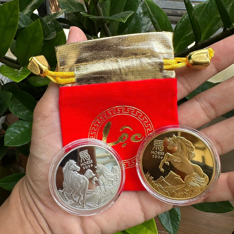 CẶP XU NGỰA ÚC 2026 MẠ VÀNG BẠC KÈM TÚI GẤM ĐỎ QUÀ TẾT MAY MẮN CẶP XU NGỰA ÚC 2026 MẠ VÀNG BẠC KÈM TÚI GẤM ĐỎ QUÀ TẾT MAY MẮN