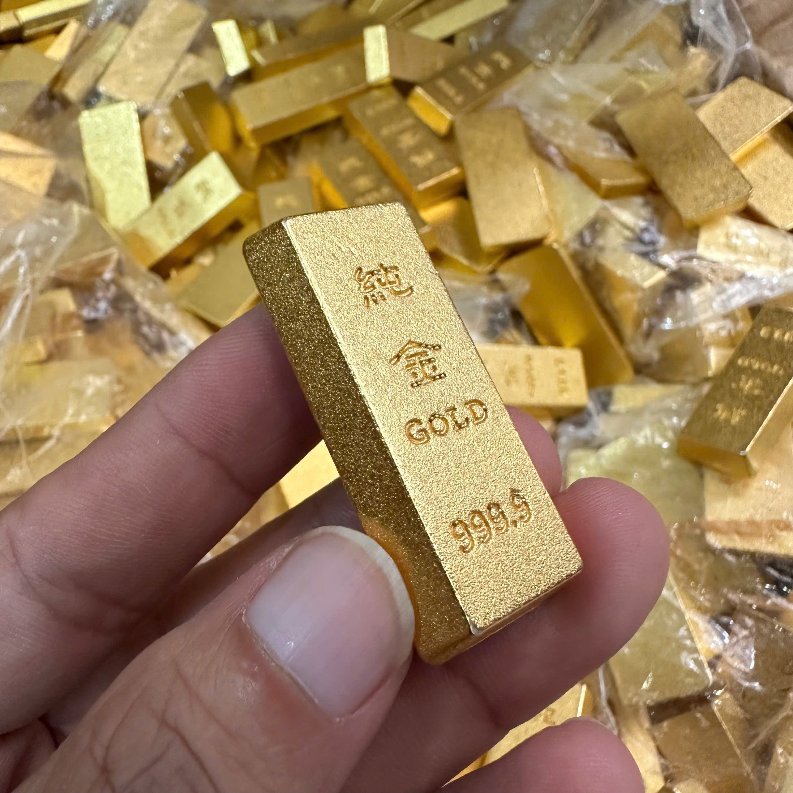 Sỉ thỏi vàng phong thủy may mắn – Biểu tượng tài lộc, thịnh vượng